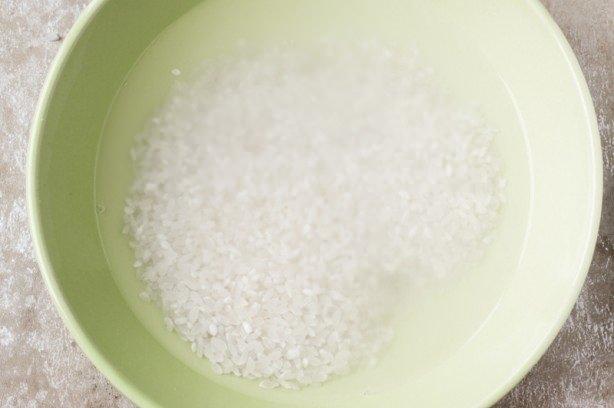 <p>Pirinç suyunun bilinen bir faydası ise, mide bulantısı sorunu yaşayanlar için.</p>
<div> </div>
<div>Mide bulantısı ve hazımsızlık sorunu yaşıyorsanız bir su bardağı pirinç suyunu yavaş yavaş içerek midenizi rahatlatabilirsiniz.</div>