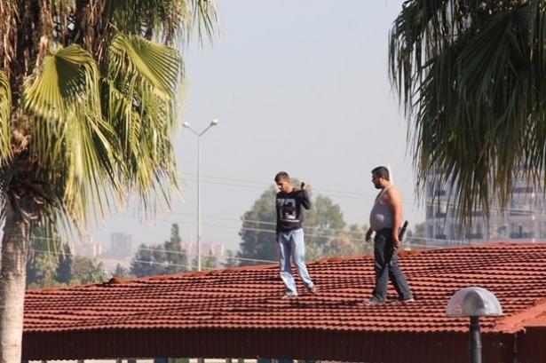 <p>Adana'da ruhsatsız olduğu gerekçesiyle belediye ekiplerince yıkılmak istenen kafeterya sahipleriyle polis arasında silahlı çatışma çıktı. Yaralananın olmadığı çatışmanın ardından 3 kişi gözaltına alındı.</p>
<p> </p>