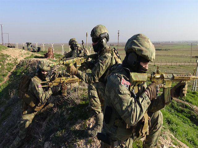 <p>Özel birliklerin, Doğu ve Güneydoğu Anadolu bölgelerinde, PKK'lı teröristlerce sürekli barınma alanı ve geçiş güzergahı olarak kullanılan alanların temizlenmesi ve terör örgütü mensuplarının kış tertiplenmesinin kısıtlanması amacıyla başlatılan operasyonlar sırasında fotoğraflandığı kareler de paylaşıldı.</p>

<p> </p>
