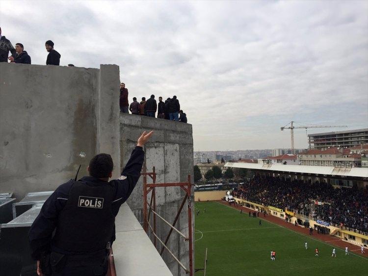 <p>İlk yarıyı çatıda seyreden taraftarlar, daha sonra polisin uyarmasıyla aşağı indirildi.</p>
