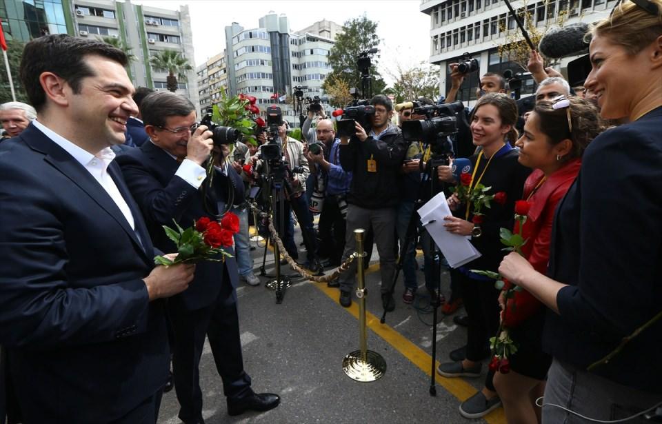 <p><strong>İKİ ÜLKEDEN 10'AR BAKAN</strong></p>
<p> </p>
<p>Zirve nedeniyle Başbakan Yardımcısı Yalçın Akdoğan, Enerji ve Tabi Kaynaklar Bakanı Berat Albayrak, Milli Eğitim Bakanı Nabi Avcı, AB Bakanı Volkan Bozkır, Sağlık Bakanı Mehmet Müezzinoğlu, Ekonomi Bakanı Mustafa Elitaş, İçişleri Bakanı Efkan Ala, Başbakan Yardımcısı Bekir Bozdağ, Ulaştırma, Denizcilik ve Haberleşme Bakanı Binali Yıldırım, Dışişleri Bakanı Mevlüt Çavuoğlu, Dışişleri Bakanlığı Müsteşarı Feridun Sivrioğlu, AK Parti İzmir Milletvekili İbrahim Turhan ile Yunanistan'dan 10 bakan Başbakanlık Ofisi'ne geldi. Yunanistan Dışişleri Bakanı Nikos Kocias, gazetecilere "Yunanistan'da yağmur var. Dikkat edin, burada da yağabilir" dedi. </p>
<p> </p>
