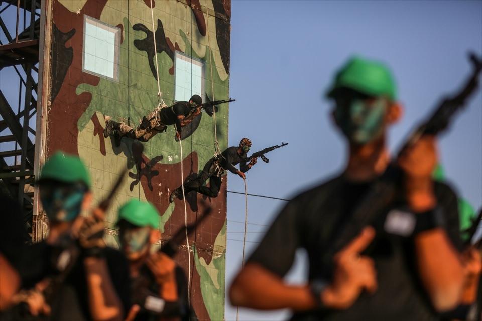 <p>Hamas'ın Gazzeli gençler için düzenlediği yaz dönemi gençlik ve askeri eğitim kampının mezuniyet töreni yapıldı.</p>
