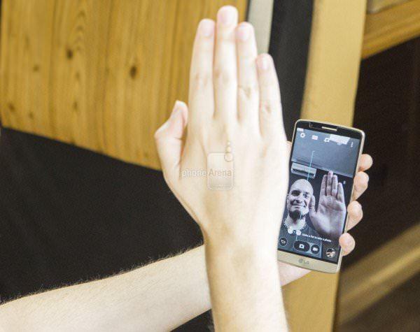 <p><span style="font-family:arial; font-size:14px; line-height:23px">LG G3 ile selfie çekerken telefonun sallanmasına ve kötü fotoğraflar çekmeye son. LG G3 Selfie Modu ile kameraya elinizi kapatıp açın ve pozunuzu verin o sizi çeksin. Selfie çekmeden önce üç-saniyelik geri sayım başlayacak.</span></p>