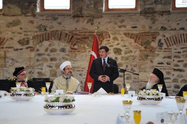 <p>Davutoğlu'nun gündeminde son günlerde Avrupa'dan gelen cami yakma haberleri de vardı.</p>
