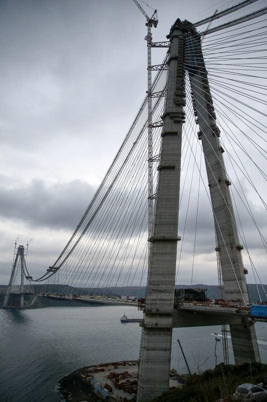 <p>Tarihi İpek Yolu'nun devamı niteliğindeki Yavuz Sultan Selim Köprüsü'nde çalışmalar hava muhalefetine rağmen mühendis ve formenlerin gayretleriyle kontrollü bir şekilde devam ediyor.</p>

