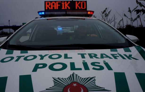 <p>Böylece otoyol trafik polislerinin uyarı mesajları sürücülere doğrudan iletilebilecek. Araçların üzerindeki yeşil şeritler de tasarımın ilginç unsurlarından biri.</p>