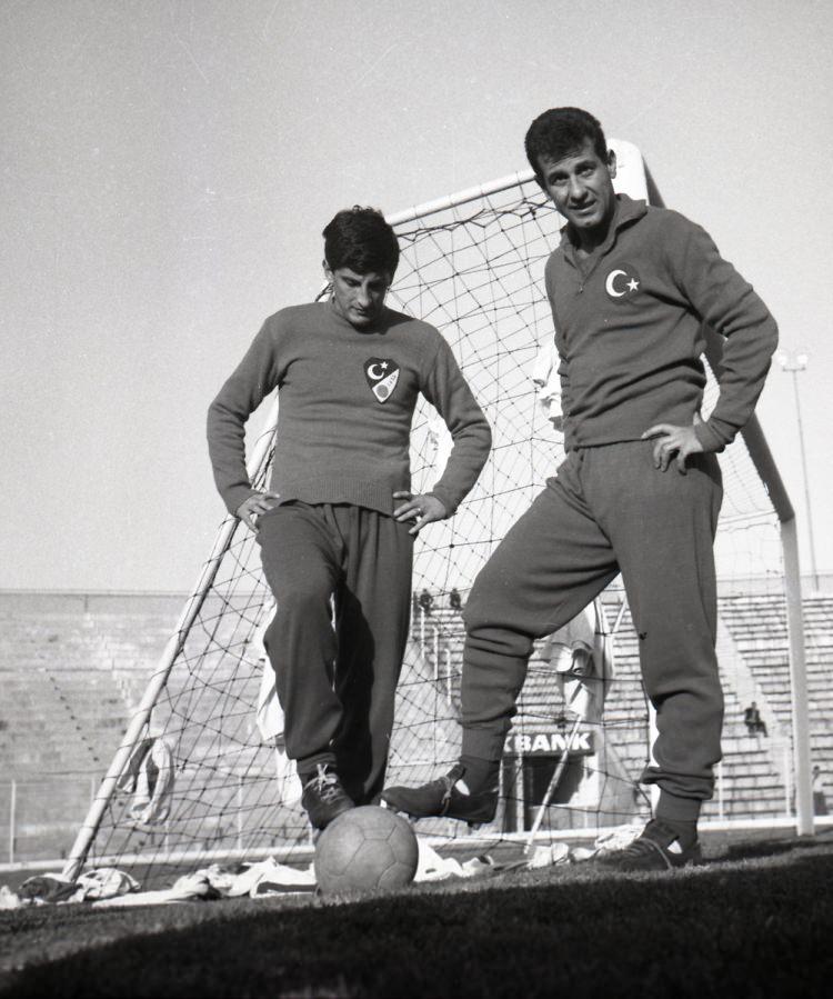 <p>Fenerbahçeli Futbolcu Can Bartu ve Galatasaraylı Futbolcu Metin Oktay, Milli Maç Öncesinde. - 1963</p>

