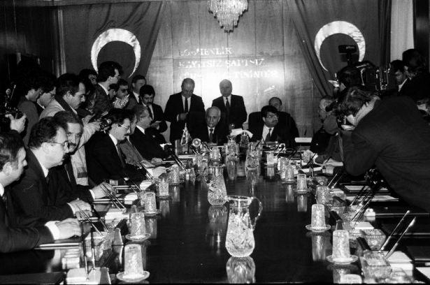 <p>Bakanlar Kurulu, 7. Cumhurbaşkanı Kenan Evren başkanlığında 23 Şubat 1988'de toplandı.</p>
