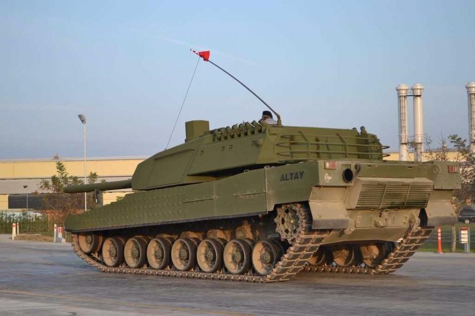 <p>2011'de Altay'ın gerc¸ek boyutlu modeli kamuoyuna ilk kez sergilendi. <br />
2012'de Altay'ın ilk prototipleri üretildi.</p>