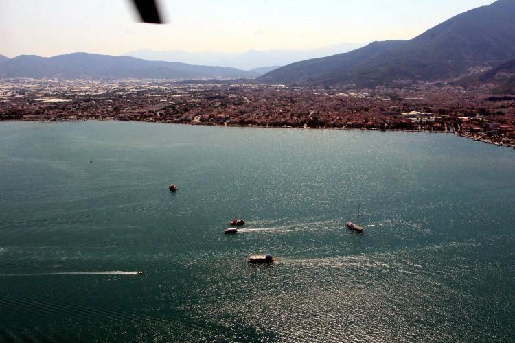 <p><strong>KÖRFEZE 15 YIL ÖMÜR BİÇİLMİŞTİ</strong></p>
<p>2012 yılında Muğla Üniversitesi tarafından yapılan bilimsel bir araştırma 12 kilometre uzunluğundaki körfezde 2 milyon metreküp çamur bulunduğunu ortaya koydu. Araştırmanın sonuç bölümünde tabanı her yıl 8 santimetre dolan Fethiye Körfezi'ne 15 yıl ömür biçildi. Ancak araştırmanın üzerinden 5 yıl geçmesine rağmen Murt Deresi'nin ıslahı dışında körfezin temizliği için atılmış somut bir adım bulunmuyor.</p>