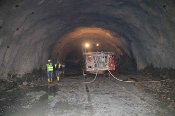 <p>Dünyanın en uzun ikinci tüneli olma özelliğini taşıyan, Rize-Erzurum karayolu güzergahındaki 2 bin 640 rakımlı Ovit Dağı'nda yapımı süren Ovit Tüneli'nin 17 bin 662 metrelik bölümü tamamlandı.</p>
