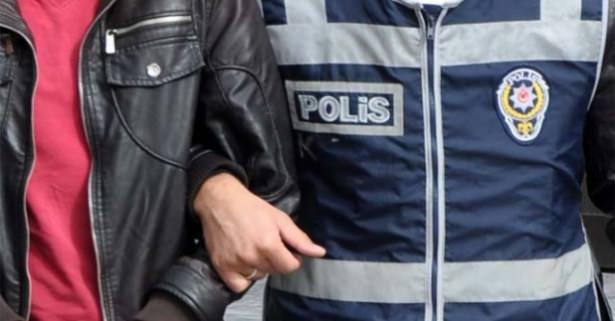 <p><strong>GÖZALTI SÜRESİ</strong><br />
Polise 24 saat gözaltı yapma hakkı veriliyor. Ancak bu yetki için üst amir ya da mülki amirden onay alma ve savcıya bilgi verme şartı getiriyor. Savcı gerek görürse, bunu 48 saat uzatabilecek. Zanlı en geç 4 günde Hakim karşısına çıkarılacak.</p>