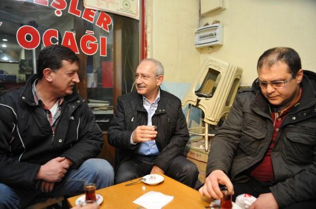 <p>Geceyi burada geçiren Kılıçdaroğlu sabah erken saatlerde kepenk açan esnafa sürpriz yaptı.</p>
