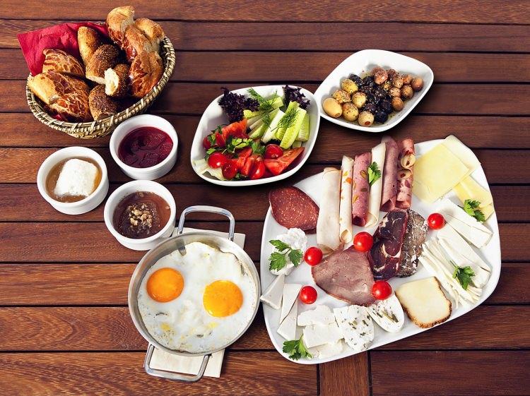<p>Bayram sabahında güne peynir, zeytin, domates, salatalık, tam veya tane kepekli ekmek ve meyvelerden oluşan bir kahvaltıyla başlayın.</p>