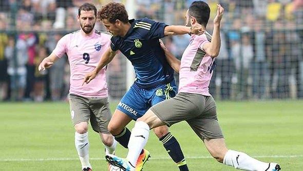 <p>Salih Uçan ve Simon Kjaer ile Mattia Destro'nun da birer hata olduğunu öne süren gazete, ancak bunların daha hafif hatalar olduğunu ekledi. </p>