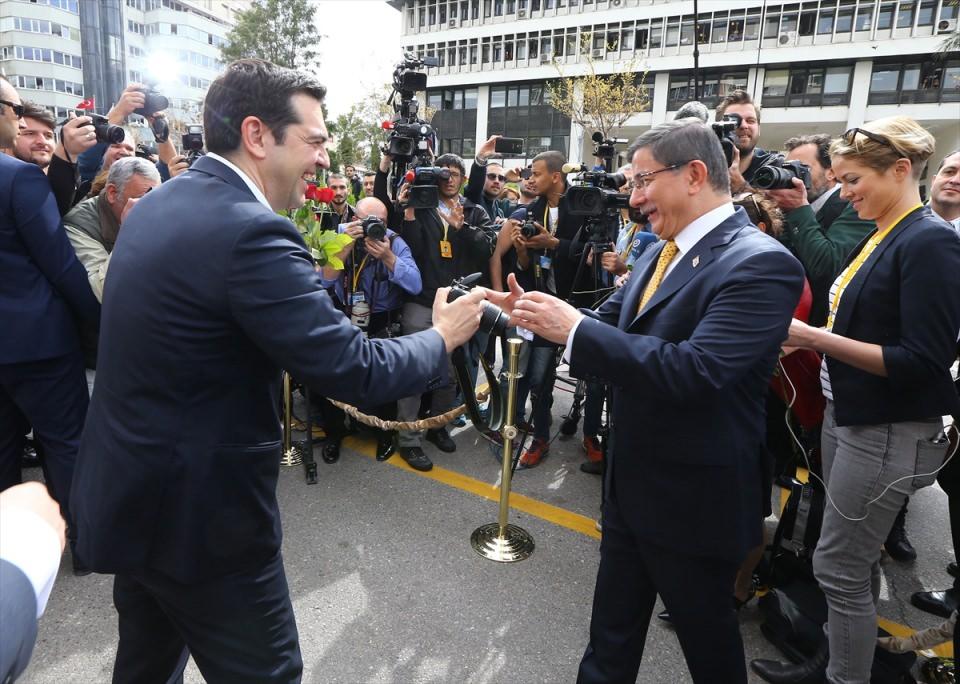 <p>Davutoğlu ardından makineyi Çipras'a vererek kadın gazetecilerle fotoğrafını çekmesini istedi. Çipras da Başbakan Davutoğlu'nu kadın gazetecilerle birlikte görüntüledi. İki başbakan ofisin merdivenlerinde üç dakika sohbet etti. Başbakan Davutoğlu, Çipras'a eliyle denizi işaret etti ve iki başbakan arasında bol gülümsemeli samimi bir sohbet gerçekleşti. Kravat takmayan Çipras'ın bu alışkanlığını İzmir ziyaretinde de sürdürürken beraberindeki bakanların da kravat takmaması dikkat çekti.</p>