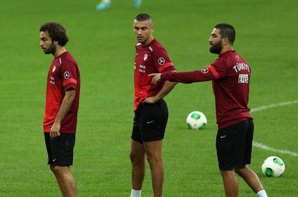 <p>Terim, Arda’nın yanı sıra, Selçuk İnan ve Burak Yılmaz’ı bir süre kadroya almamıştı.</p>