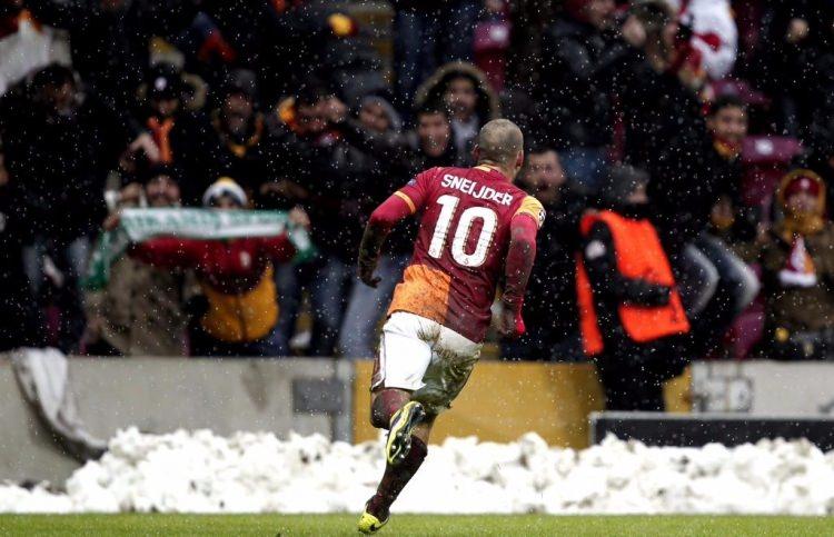 <p>Cimbom 11 Aralık 2013'te TT Arena'da kar yağışı nedeniyle ara verilen ve 1 gün sonra oynanan Juventus maçını Sneijder'in golü ile 1-0 kazanmıştı.</p>
