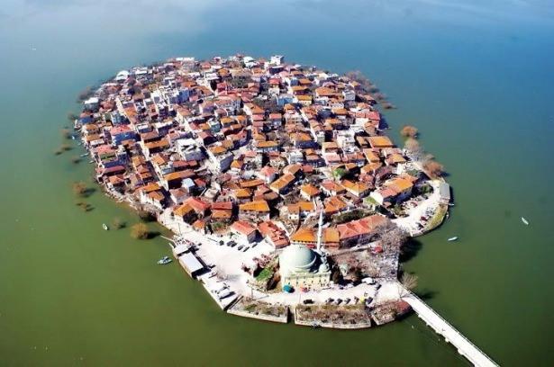 <p>Ancak bu köy çok da uzağınızda değil.</p>
<p> </p>