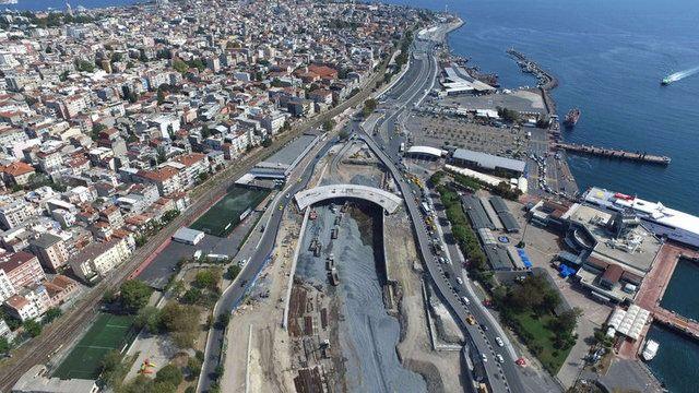 <p>Proje otomobillerin ve minibüslerin geçeceği 2’şer şeritli ve iki katlı tünelden oluşuyor. Köprünün deniz altındaki en derin bölümü deniz seviyesinden 106 metre olurken, bu noktada tünel deniz tabanın 55 metre altından ilerliyor.</p>

<p> </p>
