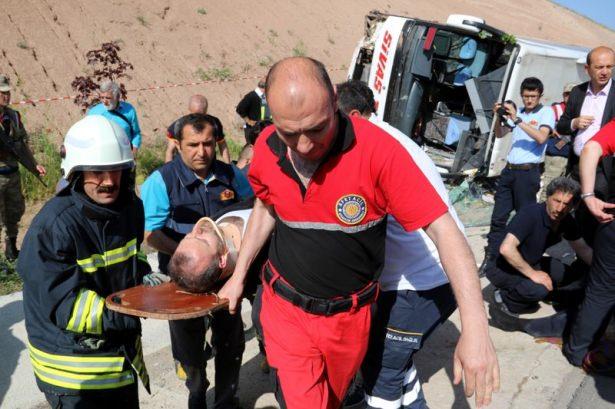 <p>Sivas'ta, yolcu otobüsünün şarampole devrilmesi sonucu ilk belirlemelere göre 25 kişi yaralandı.</p>
