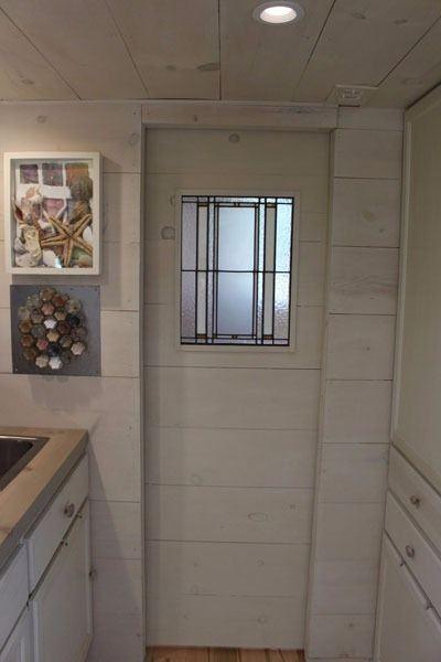 <p>Amerika'da yaşayan Hall &ccedil;ifti, bu 48 metrekarelik evde 18 yaşındaki &ccedil;ocukları ve k&ouml;pekleriyle beraber yaşıyor...</p>

<p>&nbsp;</p>
