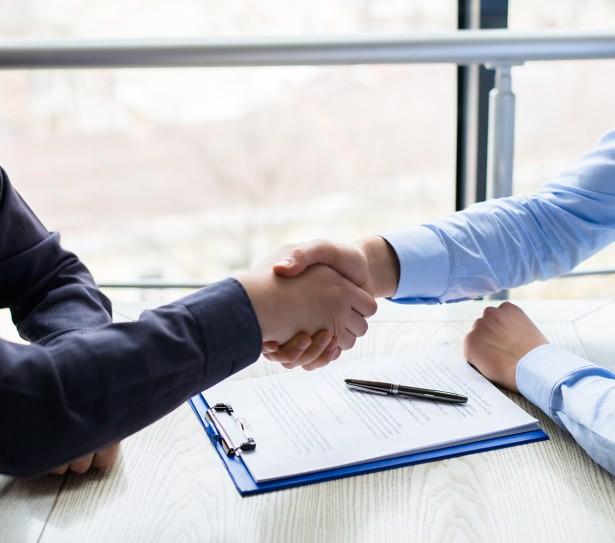 <p><strong>Gençlere 50 bin TL karşılıksız kredi</strong></p>
<p>Genç girişimciliği güçlendirmeye yönelik finansman, teknoloji, işletme ve pazarlama gibi konularda programlar düzenlenecek. Kendi işini kurmak isteyen gençlere proje karşılığı 50 bin liraya kadar karşılıksız nakdi destek verilecek. Kendi işini kurmak, geliştirmek isteyen gençlere ayrıca 100 bin liraya kadar faizsiz kredi verilecek. Yeni iş kuran gençlere üç yıl boyunca gelir vergisi muafiyeti sağlanacak. İlk kez iş bulan her gencin maaşının bir yıl boyunca devlet tarafından karşılanması sağlanacak.</p>