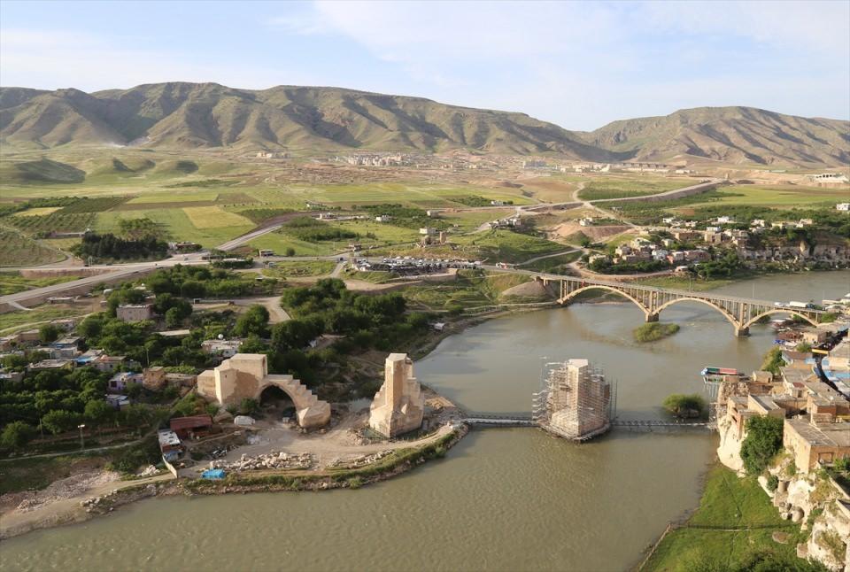 <p>Bunun yanı sıra taşınamayacak durumda oldukları için su altında kalacak tarihi varlıkların güçlendirilmesi için de çalışmalar başlatıldı. Bu kapsamda Hasankeyf'in simgelerinden tarihi Roma Köprü'sünün ayakları güçlendirilirken, kireç taşı olan mağaralarda çökme yaşanmaması için dolgu yapılacak.</p>
<p> </p>