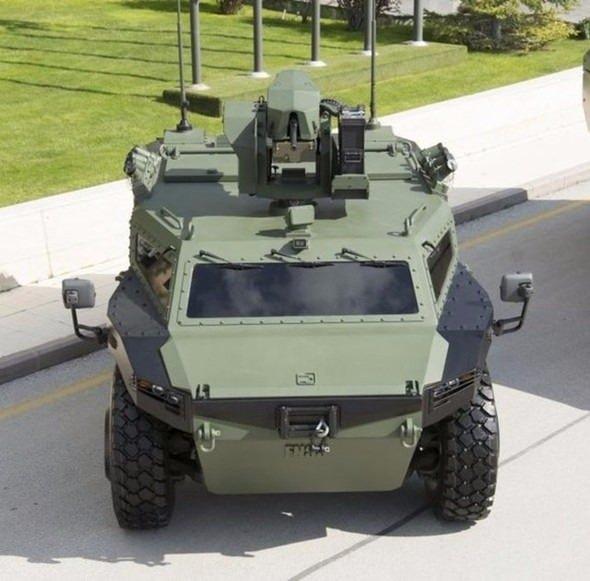 <p>PARS 4X4 <br />
<br />
Aracın sudaki arttırılmış manevra kabiliyeti ise, arkasında konumlandırılan iki adet su jeti ile sağlanmaktadır. Araç, suda nokta (Pivot) dönüşü yapabilmekte ve aynı zamanda arzu edildiğinde suda geri istikamete doğru hareket edebilme kabiliyetine sahip.</p>
