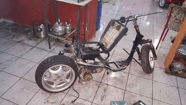 <p>Tamamı hurda parçalardan 4 ayda üretilen, 3 bin TL'ye mal edilen ve Yadigâr ismi verilen motosiklet, 1 litre benzinle yaklaşık olarak 100 kilometre yol gidebiliyor ve 140 kilometreye kadar hız yapabiliyor.</p>
<p> </p>