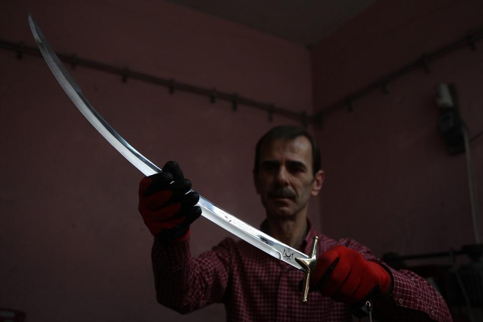 <p>Dernek olarak kılıç kalkanı ve geleneksel spor dallarını yaşatmak için faaliyetlerde bulunduklarını belirten Karlık, "Fransa, Belçika, İtalya gibi birçok Avrupa ülkesine gittik ve oralarda kılıç kalkan gösterileri yaptık. </p>
