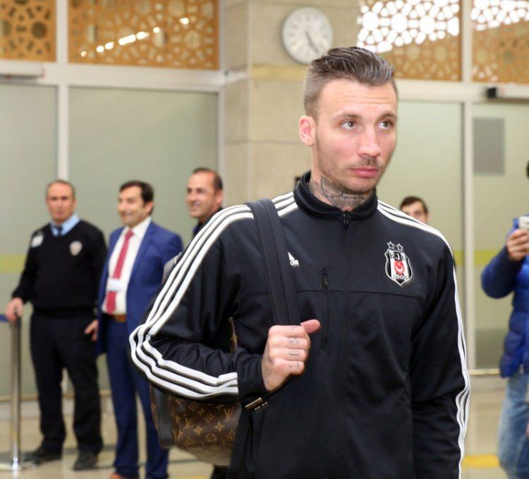 <p>Beşiktaş Kulübü'nden kendilerine evden çıkmamaları gerektiği söylendiğini belirten yaşındaki oyuncu, "Evden ayrılmamamız belirtildi. Bize güvenli olduğumuz konusunda endişe etmememiz ve yeniden bilgilendirileceğimiz kaydedildi. Türk arkadaşlarımız sokaklardaydı. Şimdi haberleri takip ediyoruz. Durum biraz kritik gözüküyor, fakat İstanbul şu anda sakin. Sessizlik var" diye konuştu.</p>
