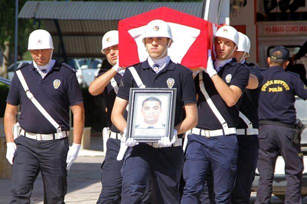 <p>Dün, Şehit Nahit Bulut Polis Merkezine bir grup terör örgütü mensubunca uzun namlulu silahlarla düzenlenen saldırı sonrası çıkan çatışmada, polis memuru Murat Savaş Kale şehit olmuş, bir sivil ağır, bir sağlık görevlisi ile bir polis memuru hafif yaralanmıştı.</p>