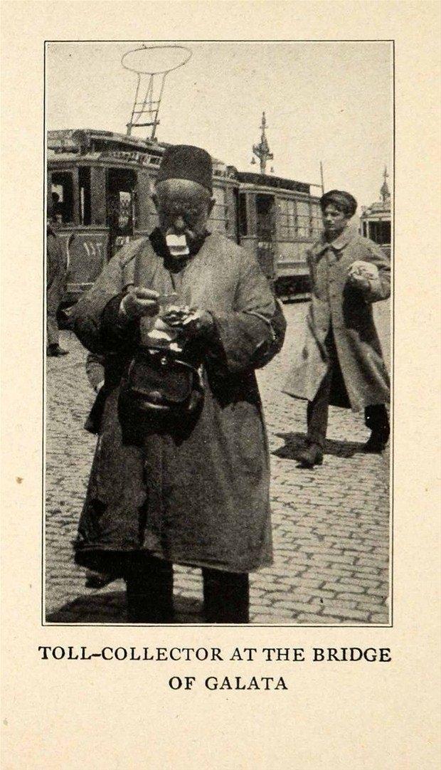 <p>Galata Köprüsü'nde geçiş parası toplayan memur</p>
<ul>
</ul>