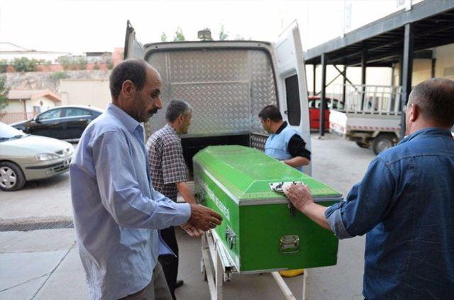 <p>Hüseyin Doğukan Erdoğan'ın battaniye sarılı cenazesi ilçe mezarlığına getirildi. Mezarlık duvarının üzerine konulan cenaze için birkaç yakınının katılımıyla namaz kılındı. Cenazeye Erdoğan'ın annesi Servet, kardeşleri İlayda, İdil ve bazı yakınları katıldı. Namazda din görevlisi bulunmazken, Hüseyin Doğukan Erdoğan'ın battaniyeye sarılı cenazesi sırtta taşınarak toprağa verildi.</p>

<p> </p>
