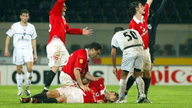 <p><strong>Feher'in yürek burkan son saniyeleri</strong></p>
<p>25 Ocak 2004’te oynanan Benfica-Guimaraes maçının son dakikalarında kalp krizi geçiren 25 yaşındaki Miklos Feher kaldırıldığı hastanede yaşamını yitirdi. Giydiği 29 numaralı forma Benfica kulübü tarafından müzeye kaldırılan genç oyuncunun yeşil sahalardaki son saniyeleri sırasında takım arkadaşları göz yaşlarını tutamamıştı.</p>