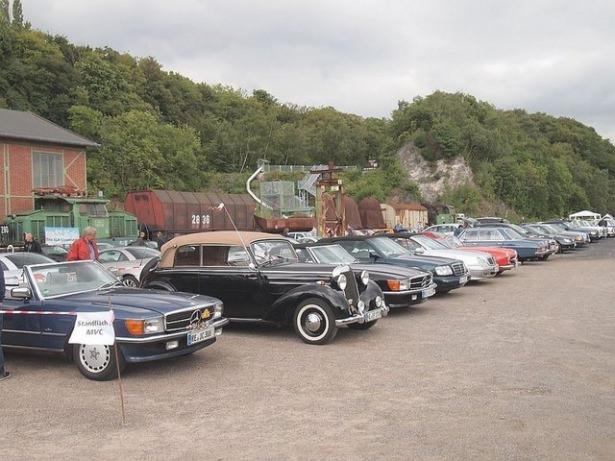 <p>Mercedes severler Almanya'nın Hattingen kentinde buluştu. Mercedes kulübü tarafından her sene düzenlenen etkinlik kapsamında Mercedes klasikleri ve son model Mercedes'ler bir araya geldi. İşte o otomobiller....</p>
<p> </p>
