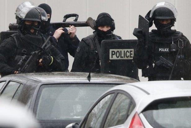 <p>Fransa'da 12 kişinin hayatını kaybettiği saldırı sonra Fransa'da kırmızı alarm verildi.</p>
