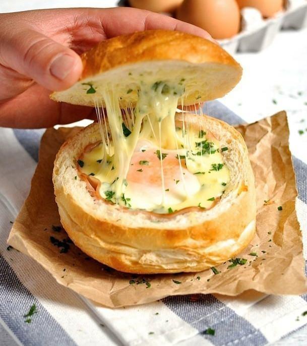 <p>Sahanda Değil Ekmek İçinde Yumurta!</p>

<p>Klasik kahvaltı tabaklarından sıkılanlara gelsin! Yuvarlak ekmeklerin içini oyarak içine kıracağınız yumurtayı fırına verin ve dakikalar sonra mutluluktan kendinizi kaybedin. Üzerine rendeleyeceğiniz kaşar ile baştan çıkarıcı bir hal alan Ekmek İçinde Yumurta özellikle kahvaltılarınızın vazgeçilmesi olacak!</p>
