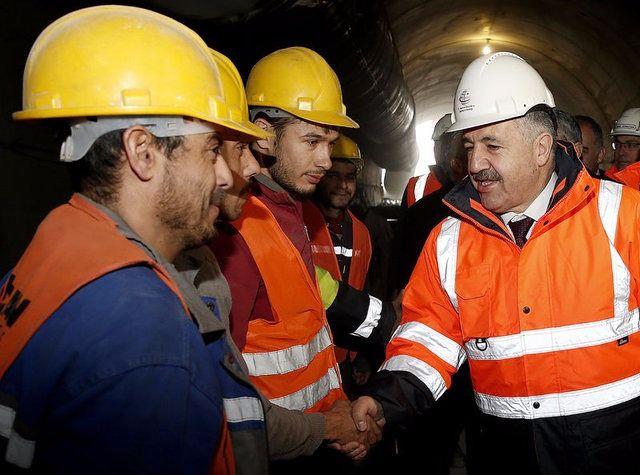 <p>Ulaştırma, Denizcilik ve Haberleşme Bakanı Ahmet Arslan Manisa'daki programı için Manisa Valiliği'ne geçti.</p>

<p> </p>

