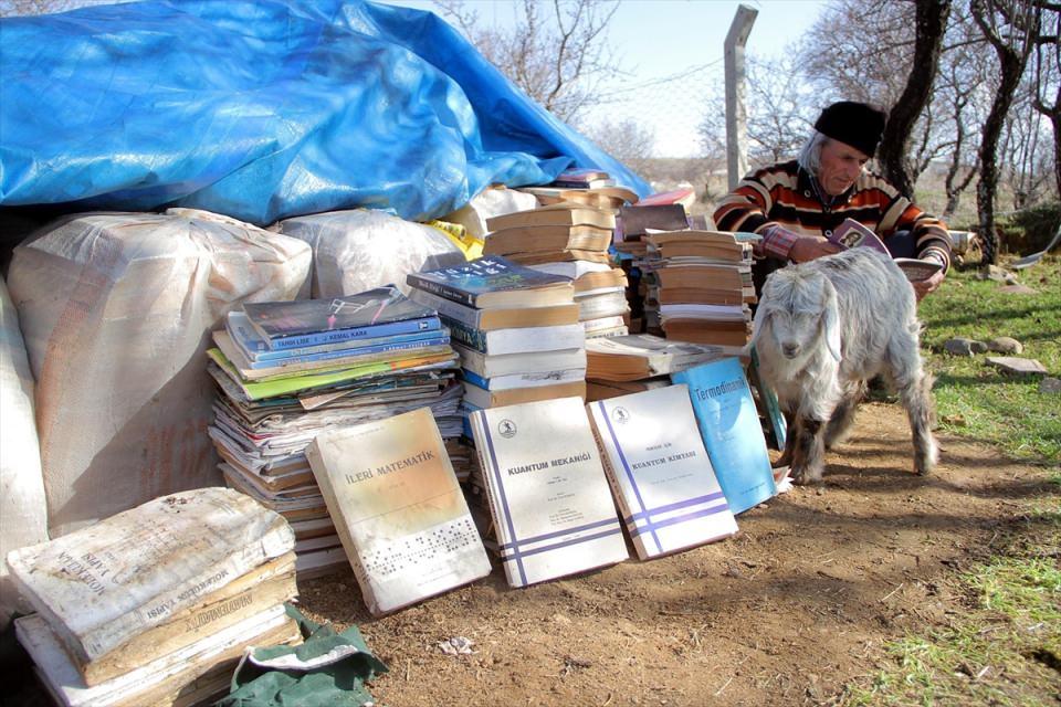 <p>Üniversiteye başladığı dönemde 4 çocuk babası olduğunu, hem okul hem de köy işlerini bir arada götürememesi üzerine maddi sıkıntı yaşadığını ifade eden Gür, “Borçlarımı ödeyebilmek için geçici olarak okulumu bırakmak zorunda kaldım. Allah devletimizden razı olsun, bir af getirdi. Bu aftan yararlanarak tahsilime devam ettim. Af olmasa bile sınava girip üniversiteyi yeniden kazanacaktım” dedi.</p>
