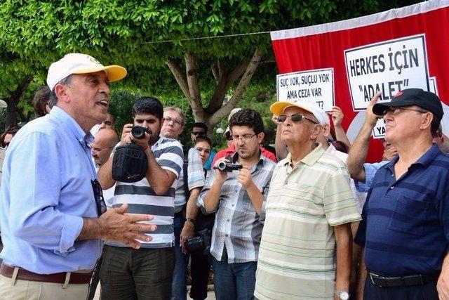 <p>15 Temmuz akşamı İstanbul Beykoz’daki evinde otururken, darbe girişimi başladı. O gece üst düzey komutanlar rehin alınırken, emekli Tümgeneral Ahmet Yavuz kendisi gibi kumpas mağduru general ve amirallerle birlikte sokaklara çıkarak birlikleri dolaşmaya, askerleri kışlalarına geri dönmeye ikna etmeye çalıştı.</p>
<p> </p>