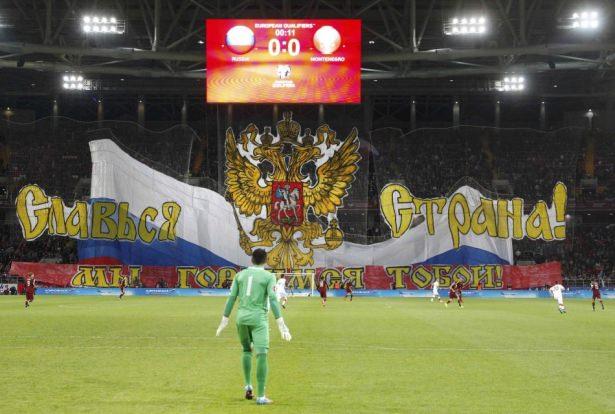 <p>Rus taraftarlardan Karadağ maçı öncesi; "Şanlı ülkem, sizinle gurur duyuyoruz"</p>