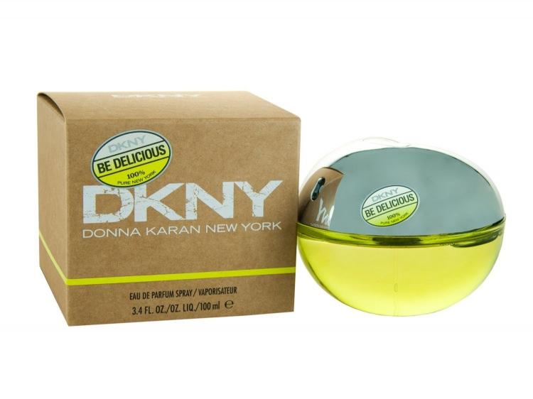 <p><strong>DKNY Be Delicious EDP</strong></p>

<p><strong>Tepe noktası:</strong> Amerikan elması, salatalık, greyfurt</p>

<p><strong>Kalp noktası:</strong> Menekşe, manolya, beyaz amber, gül</p>

<p><strong>Dip noktası: </strong>Sandal ağacı, sarı odun</p>

<p>375 TL (100 ml)</p>
