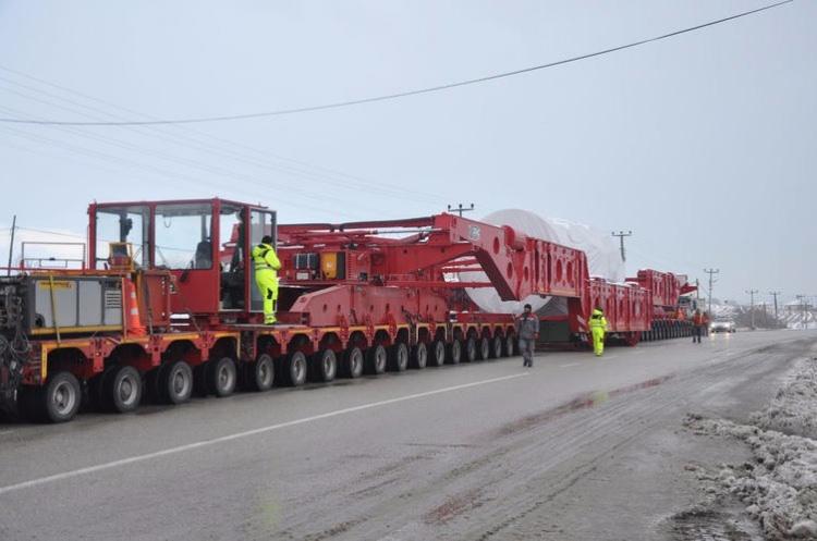 <p>Trafik akışının yoğun olmadığı saatlerde güzergahtaki karayolları ulaşıma kapatılarak veya kontrollü geçişler yapılarak aracın ilerlemesi sağlandı. Samsun'dan 20 gün önce yola çıkan araç, bugün ulaştığı Kırıkkale'de bekletiliyor.</p>