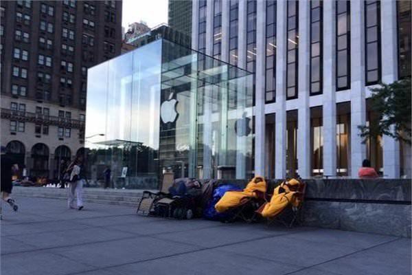 <p>iPhone 6’yı satın alan ilk kişilerden biri olmak isteyen teknoloji severler, Apple’ın New York’taki mağazasının önüne kamp kurdu.</p>

<p> </p>
