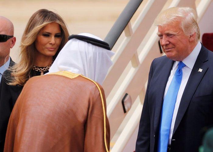 <p>İlk yurt dışı ziyaretinde Donald Trump'a eşlik eden eşi Melania Trump'ın nasıl bir kıyafet giyeceği merak ediliyordu. </p>

<p> </p>
