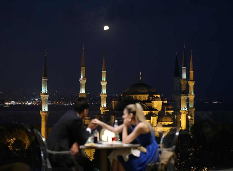 <p>Yerli ve yabancı turistler, tutulmayı Sultanahmet Camisi ile beraber izledi.</p>