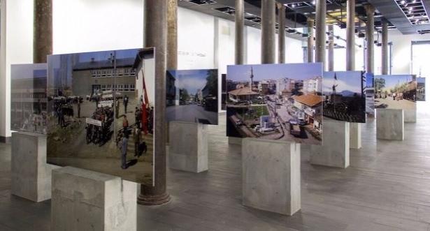 <p>Vahap Avşar'ın AND Yayınevi'nin kartpostal arşivinden seçtiği 50 fotoğraftan oluşan 'Kayıp Gölgeler' sergisi, Salt Beyoğlu'nun girişindeki Forum alanında açıldı.</p>

<p> </p>
