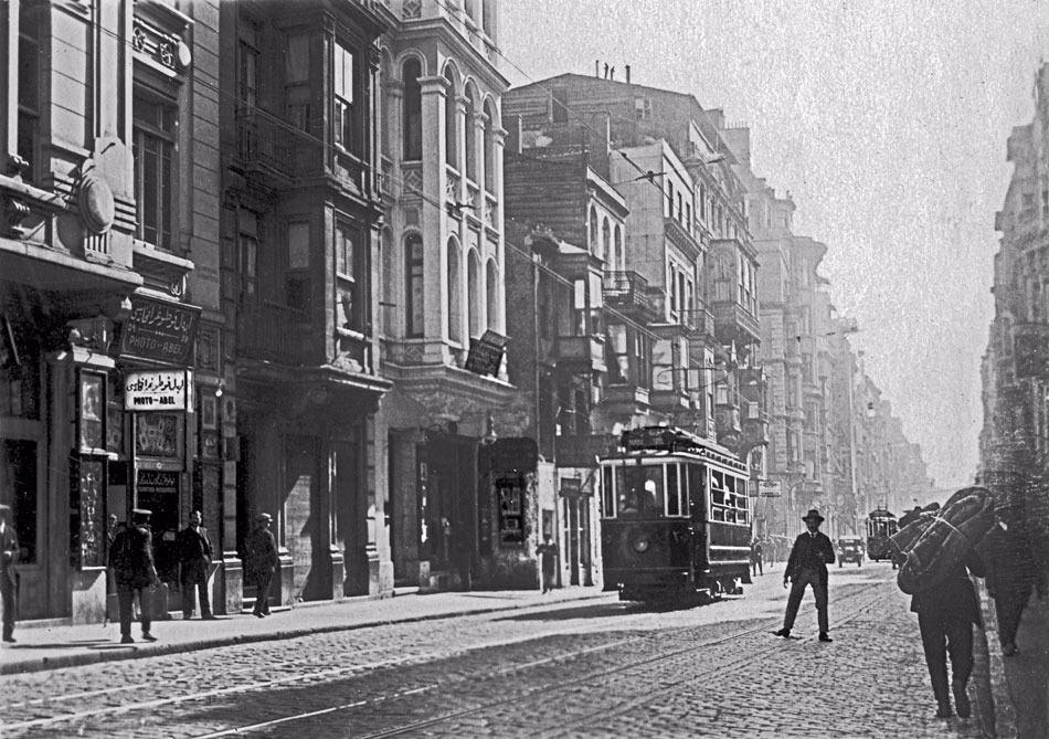 <p>Abel Fotoğrafhanesi'nin Beyoğlu'ndaki stüdyosu.</p>
